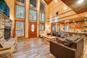 Χώρος καθιστικού στο Broken Bow Cabin on 1 Acre with Hot Tub and Fire Pit!