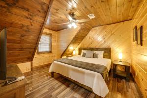 Ένα ή περισσότερα κρεβάτια σε δωμάτιο στο Broken Bow Cabin on 1 Acre with Hot Tub and Fire Pit!