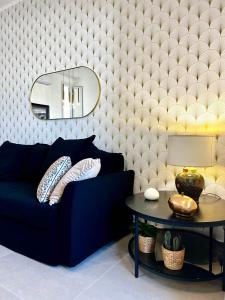 een woonkamer met een blauwe bank en een ronde tafel bij Via Dante Luxury Home in Bari