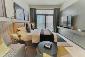 um quarto com uma cama grande e um sofá em Modern Apartment close to Burj Khalifa em Al Faq‘