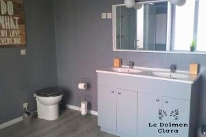 Kúpeľňa v ubytovaní La Bâtisse du Dolmen Clara, Spa et piscine
