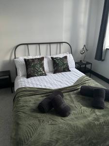 łóżko z dwoma rękawicami na górze w obiekcie The Lowther Penthouse - 2 Bed House w mieście Whitehaven