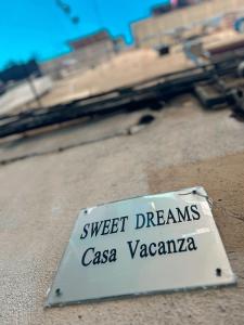 Ein Zeichen, das süße Träume liest casa vazquez in der Unterkunft Sweet Dreams luxury 3 in Neapel