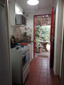 uma cozinha com um fogão e uma porta para um quintal em Alojamiento por día Merlo San Luis em Merlo