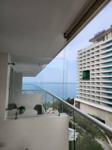 uma varanda com vista para um edifício e para o oceano em Exclusivo Sector 1 Cuadra Playa em Santa Marta