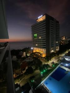 vista para um edifício com piscina à noite em Exclusivo Sector 1 Cuadra Playa em Santa Marta