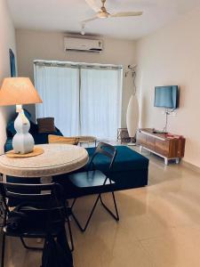 salon ze stołem i kanapą w obiekcie Luxury apartment Blue lagoon w mieście Goa