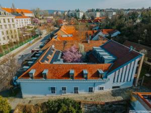 una vista aérea de un edificio con techo naranja en Bazilika alatt Panzió en Esztergom