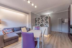 un salon avec un canapé et une table dans l'établissement Casa Balbi al Mare, giardino e posto auto privato, à Albisola Superiore 14 autres photos