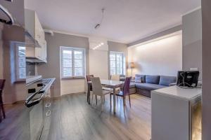 un salon avec une table et un canapé bleu dans l'établissement Casa Balbi al Mare, giardino e posto auto privato, à Albisola Superiore