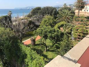 een luchtzicht op een tuin met bomen en de oceaan bij Casa Balbi al Mare, giardino e posto auto privato in Albisola Superiore