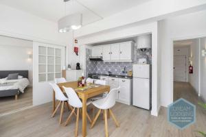 a kitchen and dining room with a table and chairs at Artens 407 Dream Lodging in Albufeira