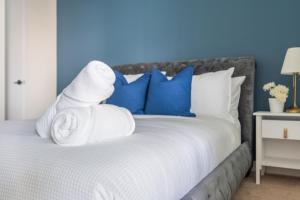 ein Bett mit Handtüchern darauf gestapelt in der Unterkunft Downtown Apartments 10 in Toronto