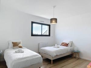 1 Schlafzimmer mit 2 Betten und einem Fenster in der Unterkunft Liberty YourHostHelper in Esquay-sur-Seulles