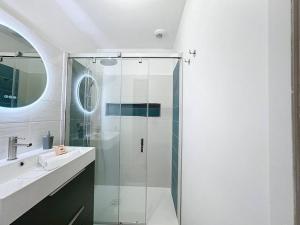 Esquay-sur-SeullesにあるLiberty YourHostHelperのバスルーム(ガラス張りのシャワー、シンク付)