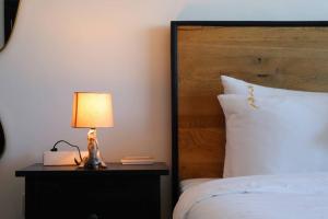een lamp op een nachtkastje naast een bed bij Divine 1BR Apartment in Al Reef. in Yas Island