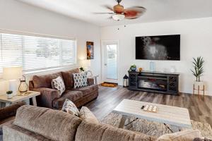 ein Wohnzimmer mit einem Sofa und einem TV in der Unterkunft The Luxe Overlook in Oceano