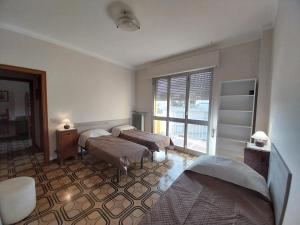 una camera con due letti e una finestra di Casa Laura a Lucca