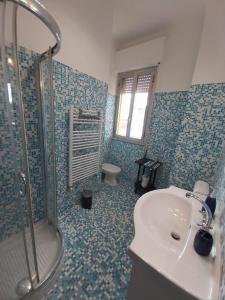 bagno con lavandino, doccia e servizi igienici di Casa Laura a Lucca