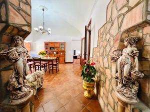 una sala de estar con dos estatuas en la pared en Nonna Sasà, en Torretta