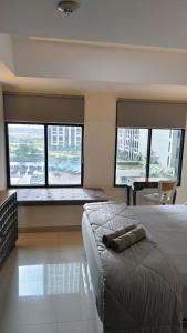 1 dormitorio con 1 cama y 2 ventanas grandes en BAGUSROOM CHADSTONEPOLLUX, en Kedungg