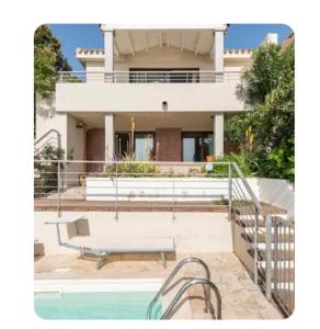 une maison avec une piscine en face d'une maison dans l'établissement Camera con uso piscina vista mare, à Terra Mala