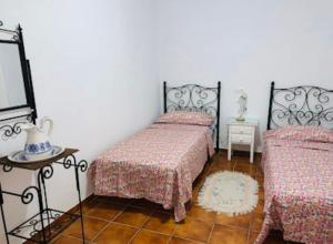 1 dormitorio con 2 camas y suelo de baldosa en Los Alcores , disfruta de la naturaleza !, en Villalba del Alcor