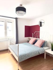 Habitación blanca con cama con almohadas rosas en Nr.1 Perfect 3 bedrooms Near To Main Train Station, en Viena