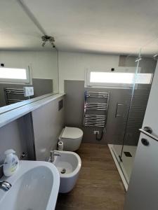 uma casa de banho com um lavatório e um WC em Aranceto 10 em Massa