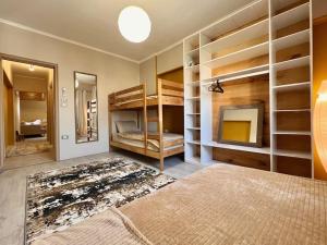 Postel nebo postele na pokoji v ubytování Boho-Chic 2 bedrooms in Zamalek (no visits)