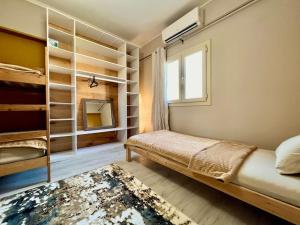 Postel nebo postele na pokoji v ubytování Boho-Chic 2 bedrooms in Zamalek (no visits)