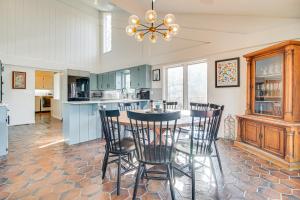 una cocina con mesa y sillas. en Spacious Afton Vacation Rental with Grand Lake Views, en Afton