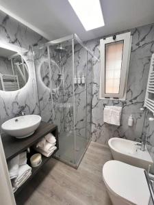 uma casa de banho com um chuveiro, um lavatório e um WC. em Mezzo Experience Holiday Home Eur em Roma