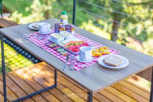 - une table de pique-nique avec un plateau de nourriture dans l'établissement CNB - Cabanas Vista Serra em Campos do Jordão, à Campos do Jordão 26 autres photos