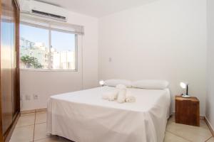 um urso de peluche branco sentado numa cama num quarto em Custo Benefício para 3 hóspedes ao lado da UFSC SR6195 em Florianópolis