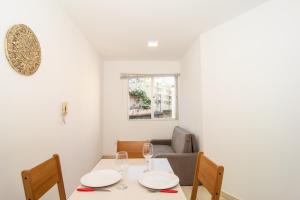 uma sala de jantar com uma mesa e cadeiras e um sofá em Custo Benefício para 3 hóspedes ao lado da UFSC SR6195 em Florianópolis