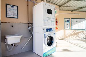uma máquina de lavar e secar roupa num edifício em Custo Benefício para 3 hóspedes ao lado da UFSC SR6195 em Florianópolis