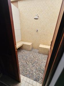 y baño con ducha y suelo de baldosa. en Chez Paul Luxury House with Pool & Solar, en Johannesburgo