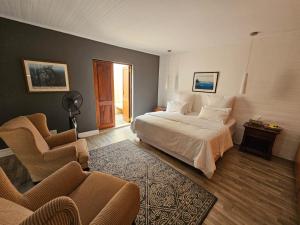 una habitación de hotel con una cama y una silla en Chez Paul Luxury House with Pool & Solar, en Johannesburgo