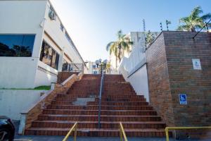 um conjunto de escadas em frente a um edifício em Custo Benefício para 3 hóspedes ao lado da UFSC SR6195 em Florianópolis