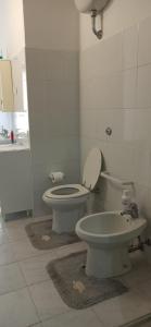 uma casa de banho com um WC e um bidé em Borgo Ingurtosu em Ingurtosu