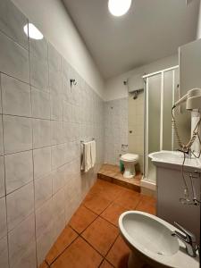ローマにあるHappy Houseのバスルーム(洗面台、トイレ付)