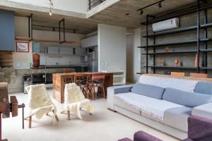 Il comprend un salon avec un canapé et une cuisine. dans l'établissement Casa Moderna em Sto Antônio de Lisboa JH2192, à Florianópolis