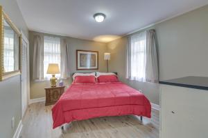 um quarto com uma cama grande e um cobertor vermelho em Montgomery Home in Garden District 2 Mi to Dtwn! em Montgomery