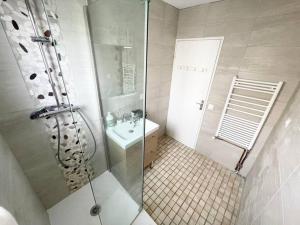 bagno con doccia e lavandino di Parc de la tête d’or - Appart lumineux et spacieux a Villeurbanne