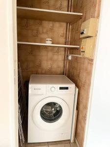 a washer and dryer in a small room at Parc de la tête d’or - Appart lumineux et spacieux in Villeurbanne