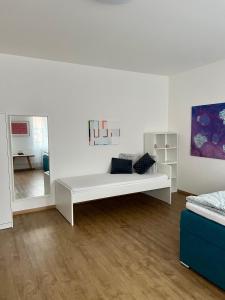 ein Wohnzimmer mit einer weißen Bank in einem Zimmer in der Unterkunft Art Apartment Telč in Telč