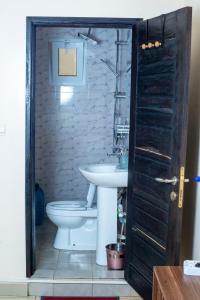 a bathroom with a sink and a toilet at Résidence 44 in Dakar