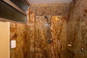 une salle de bain avec une douche avec une porte vitrée dans l'établissement Em frente à praia em Balneário, 6 hóspedes VU3572, à Balneário Camboriú 25 autres photos