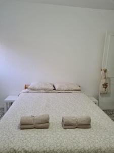 ein Schlafzimmer mit einem Bett mit zwei Handtüchern darauf in der Unterkunft EEB Room HABITACIÓN PRIVADA EN PISO COMPARTIDO in La Laguna